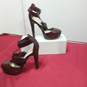 Leila Stone Woman's SZ 5.5 Wenny Heels Burgundy . Condition is Pre-owned.